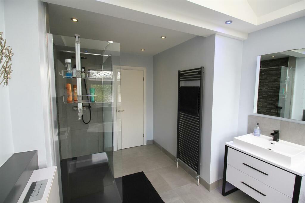 Bathroom..jpg