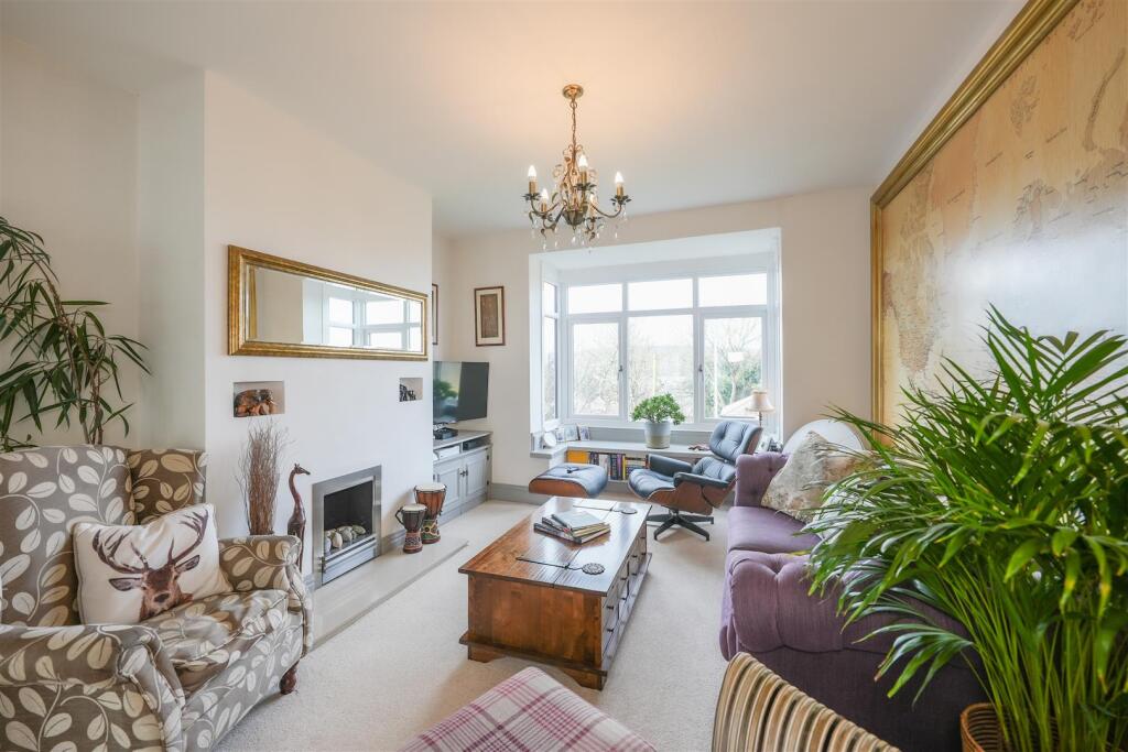 LOUNGE / DINING ROOM