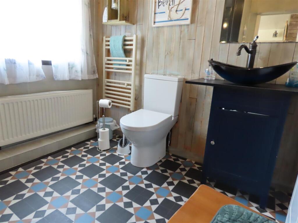SHOWER ROOM/W.C.