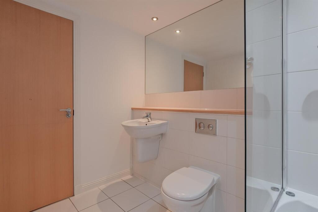 021-Flat 3, 41A, Station Road, Carluke, ML8 5AD.jp