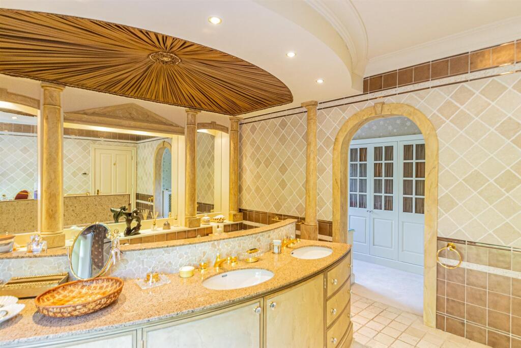 En-suite to Master Bedroom