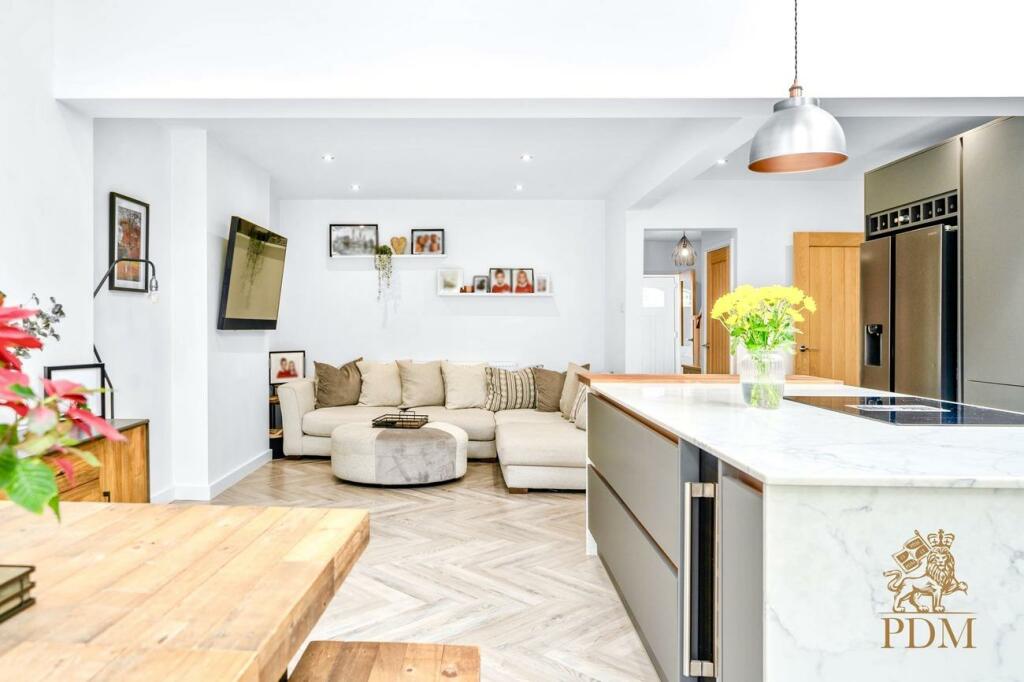 33 Russell Crescent Wollaton Nottingham NG8 2BQ