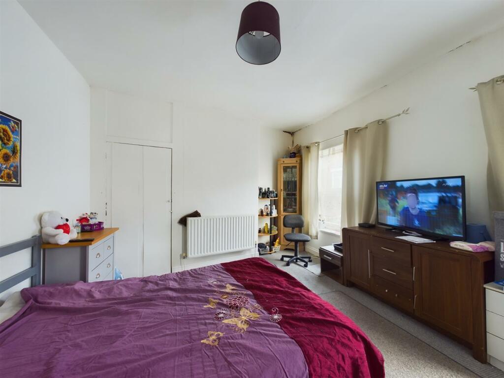Bedroom 1.jpg
