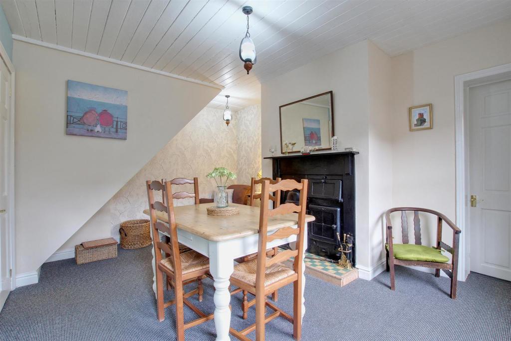 LIVING / DINING ROOM