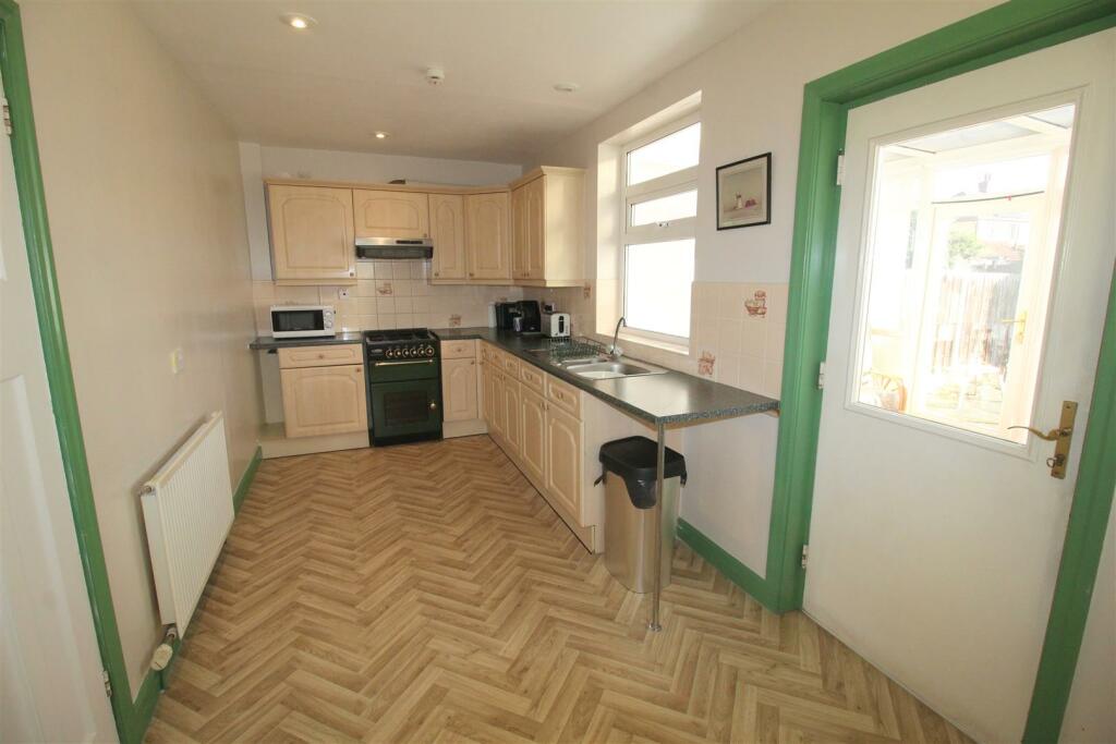 Cross Street, 36 - kitchen.JPG