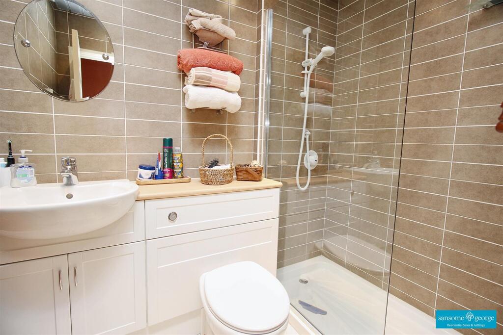 En Suite Shower - Gr. Fl.