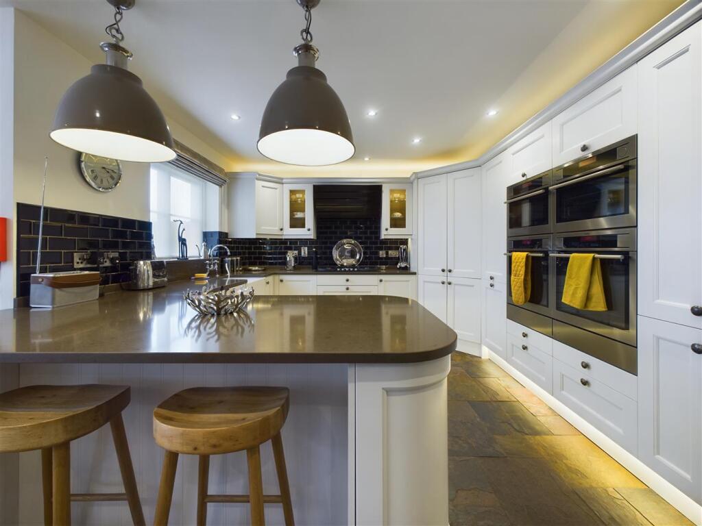 KITCHEN/RECEPTION ROOM