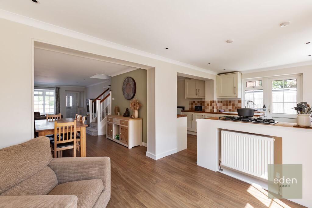 KITCHEN/BREAKFAST AREA