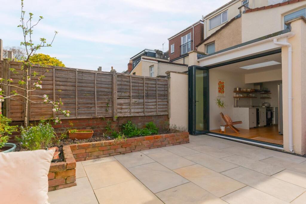 7H7AVP - External A.jpg