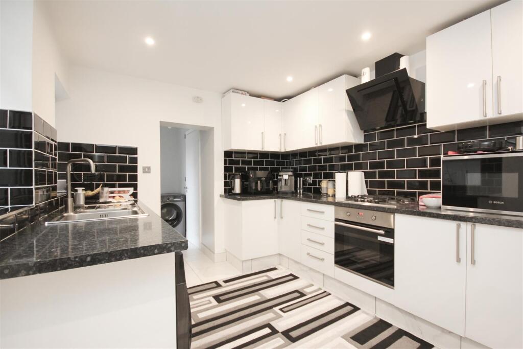 Kitchen 2.JPG