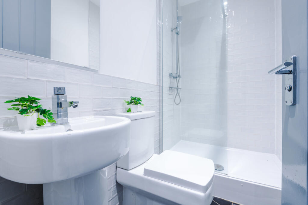 27 Woodcroft Road Bathroom 5