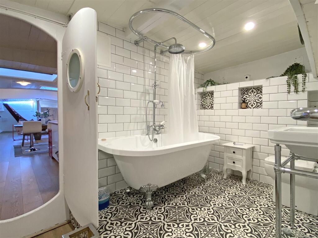 Bathroom 1.jpg