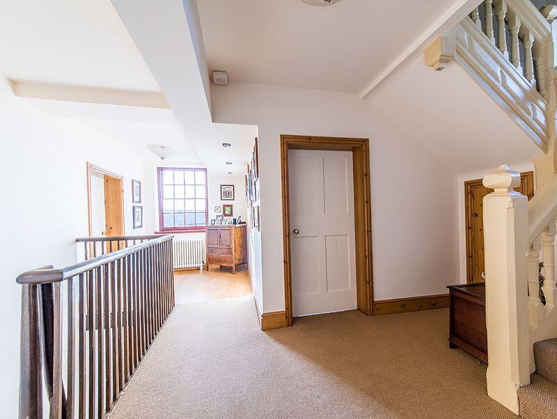 1ST FLOOR LANDING