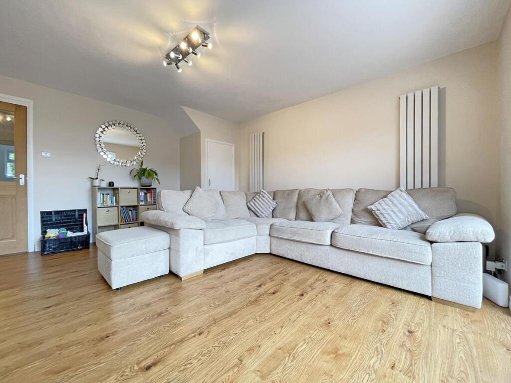 Findon Gardens 20 - Living Room.jpg