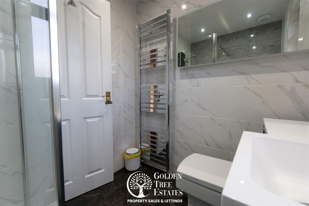 Family Bathroom 1.jpg