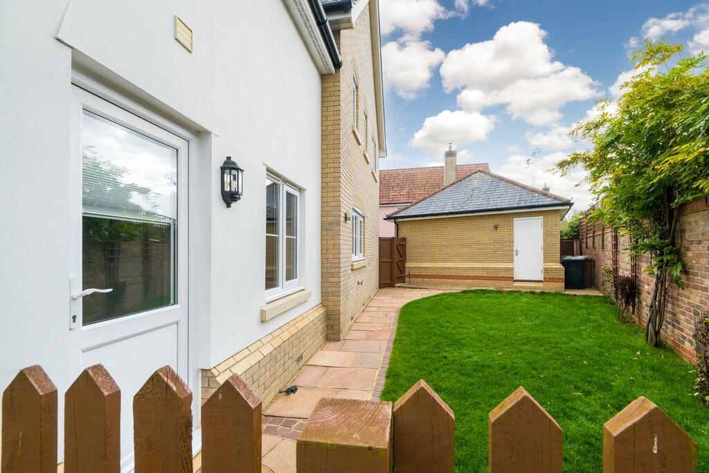 1440px-4 Shrubber...