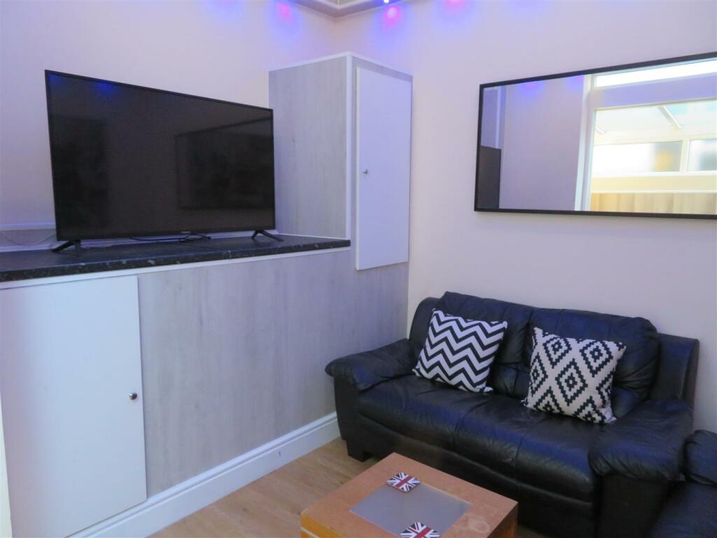 5 Renny Lounge2.JPG