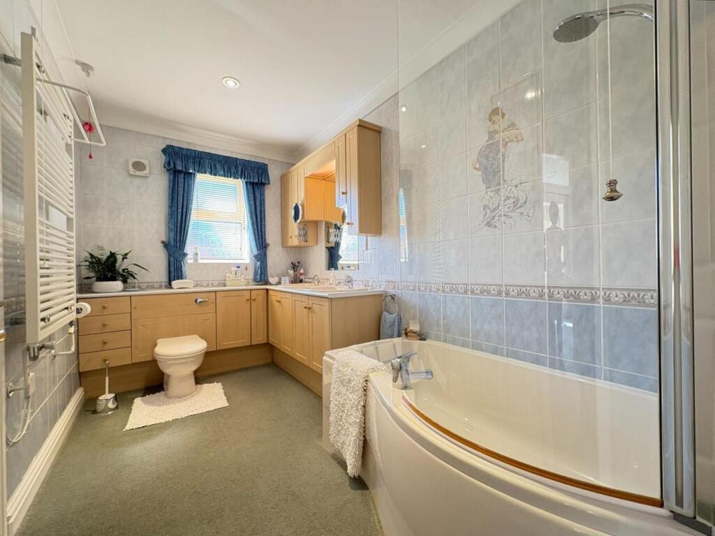 Jack &amp; Jill Ensuite