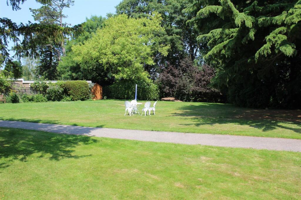 Gresley Court Gardens.jpg