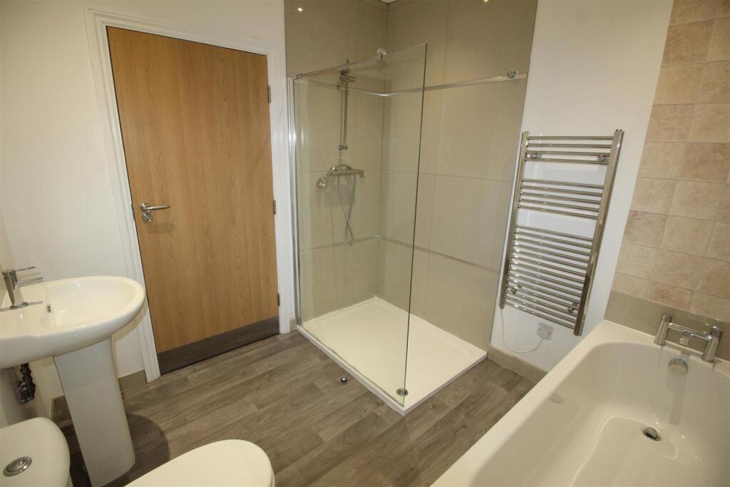 Duckworth Buildings, flat 7, bathroom.JPG