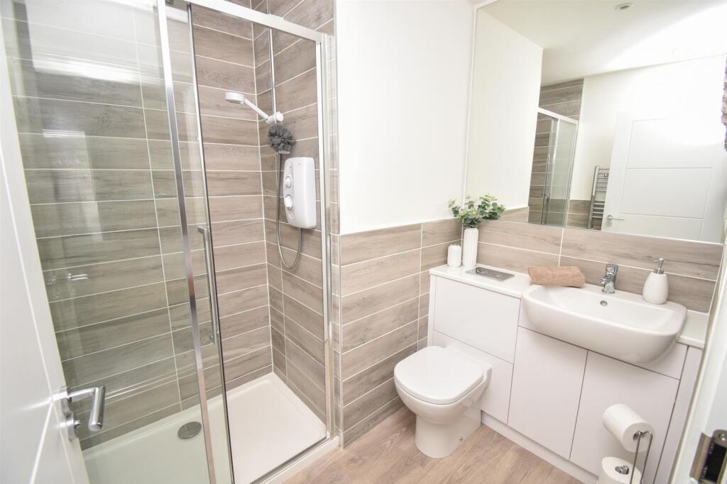 EN-SUITE SHOWER ROOM-2.jpg