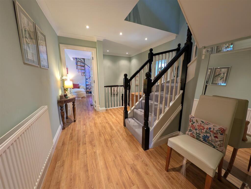FIRST FLOOR LANDING