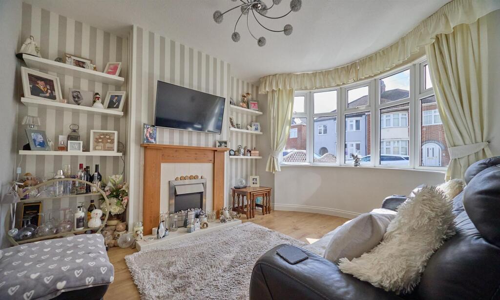LOUNGE TO FRONT