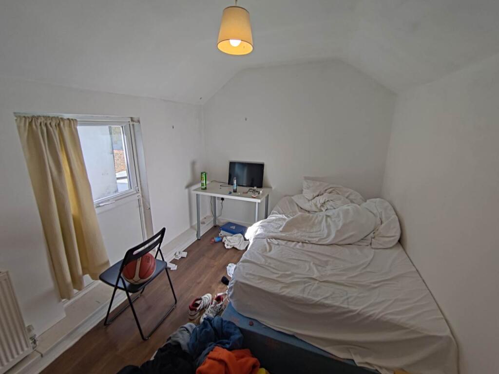 First floor rear bed