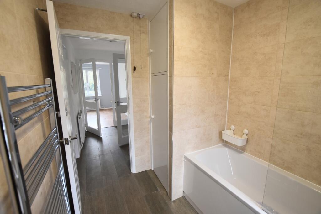 83 Belsize Avenue bathroom 2
