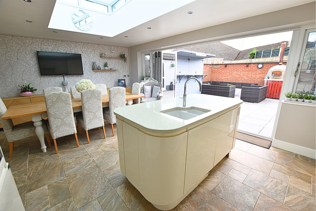 LIVING KITCHEN DINER