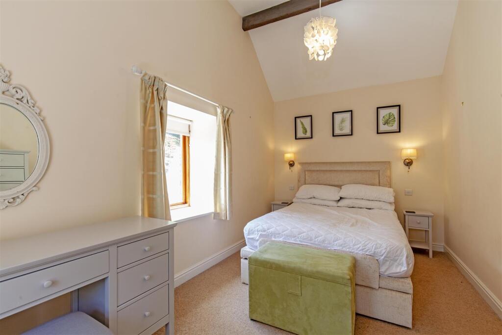 Bedroom 1-2.jpg