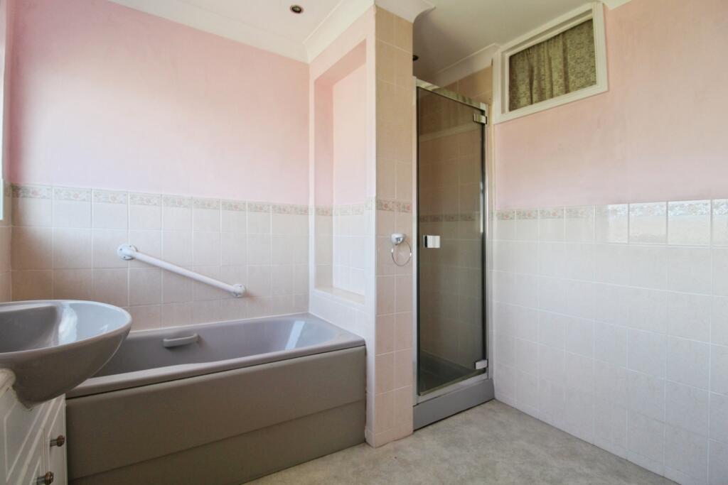 pbox-bathroom-302819.JPG