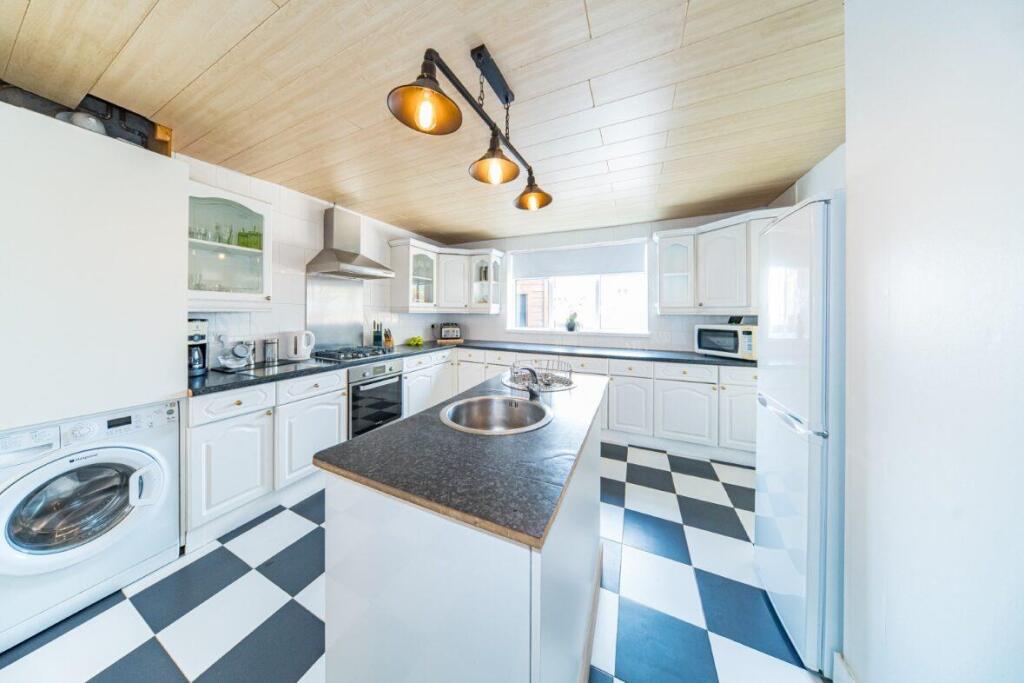 31 Windsor Road kitchen.jpg