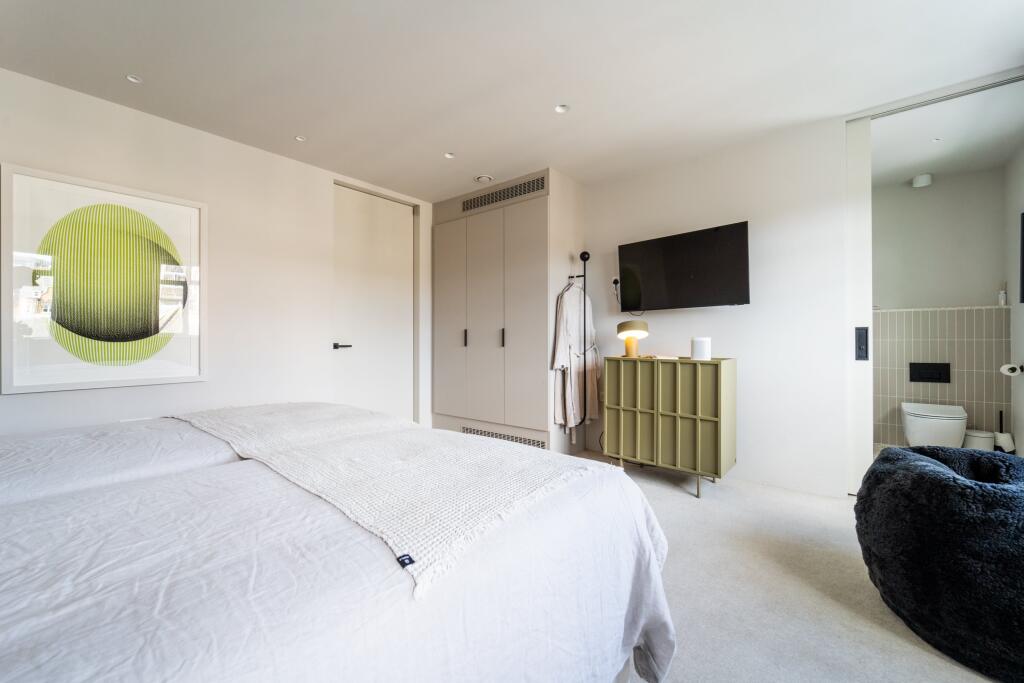 The Penthouse, Brist