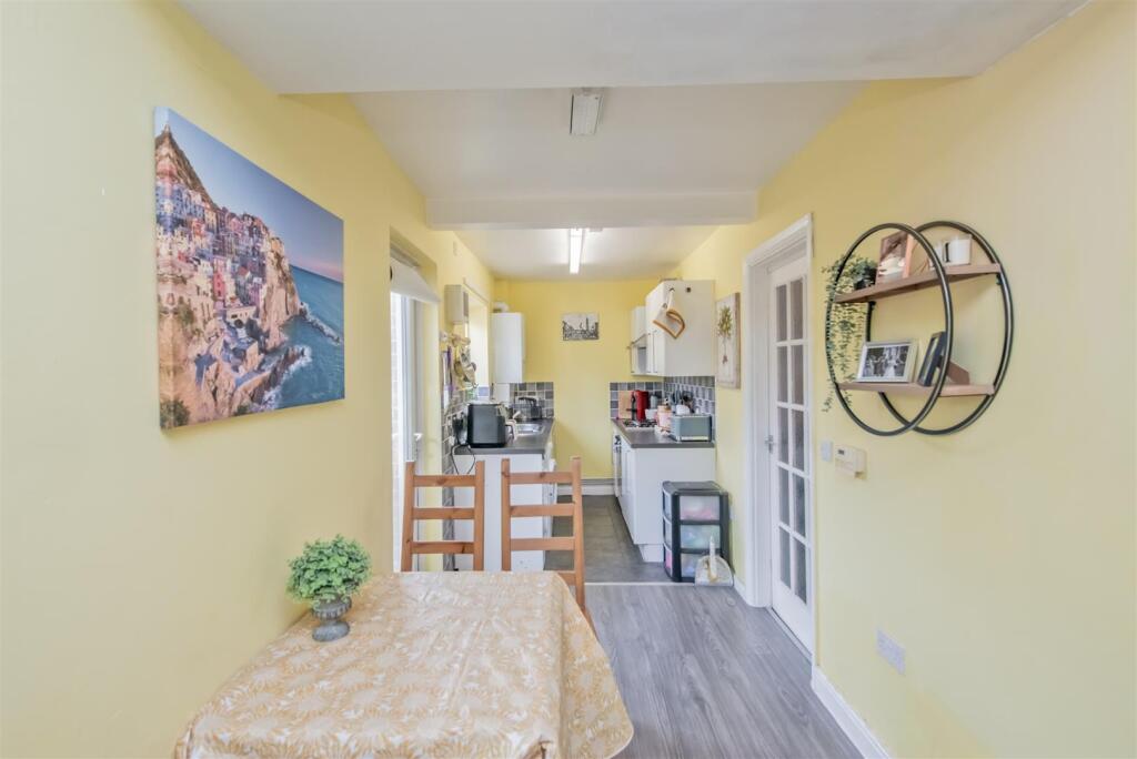 Fitted Kitchen / Dining Area: