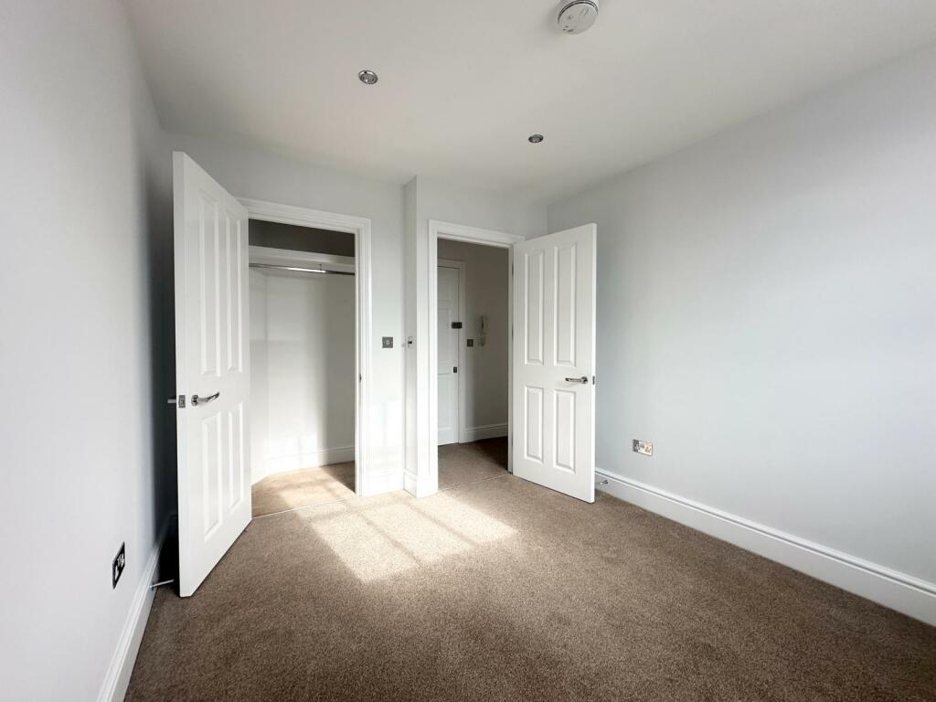 5 BEDROOM 1.JPG