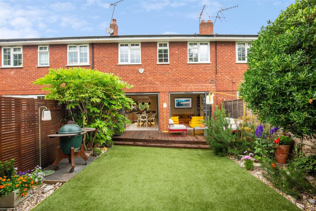 Cosmur Close, W12 - FOR SALE