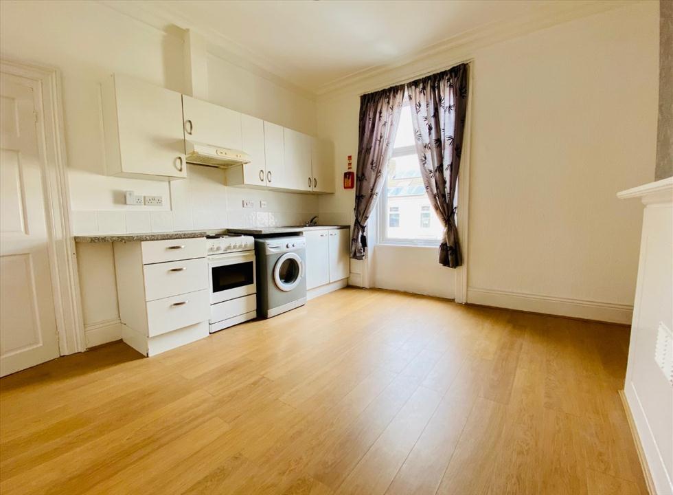 KITCHEN/LOUNGE