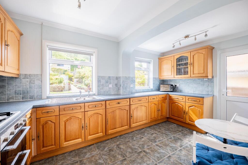 Kitchen breakfast area.jpg