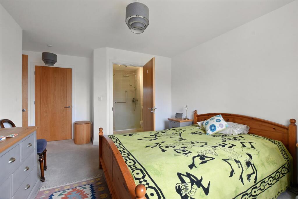 01-eb62GCMCS - 22 Mountbatten House - Bedroom 2 -O