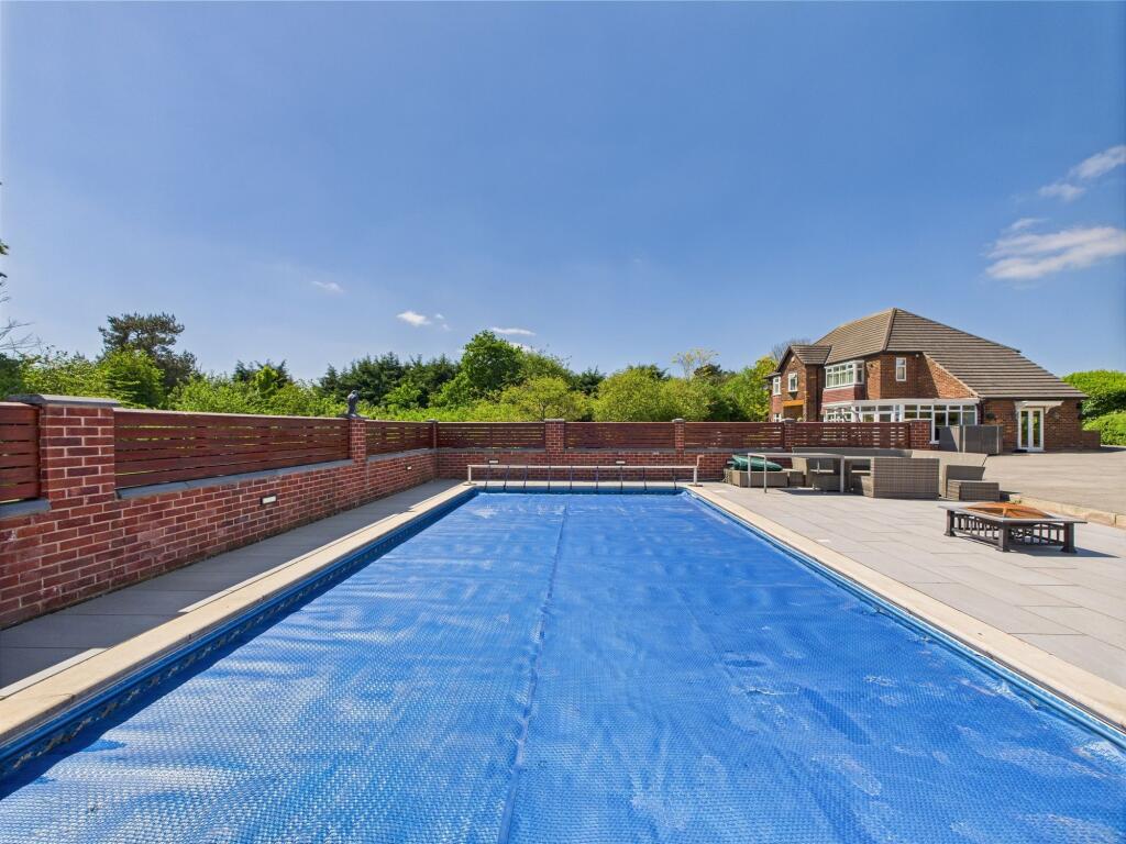 Heated Swimming Pool &amp; Patio