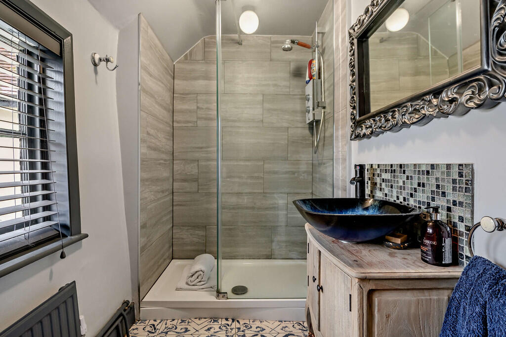 8598428-interior2...