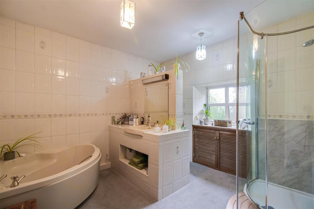 FAMILY BATHROOM/W.C.