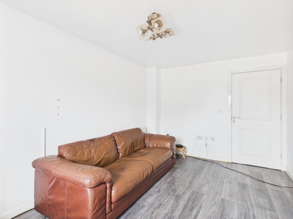 CAM03729G0-PR0104-STILL015