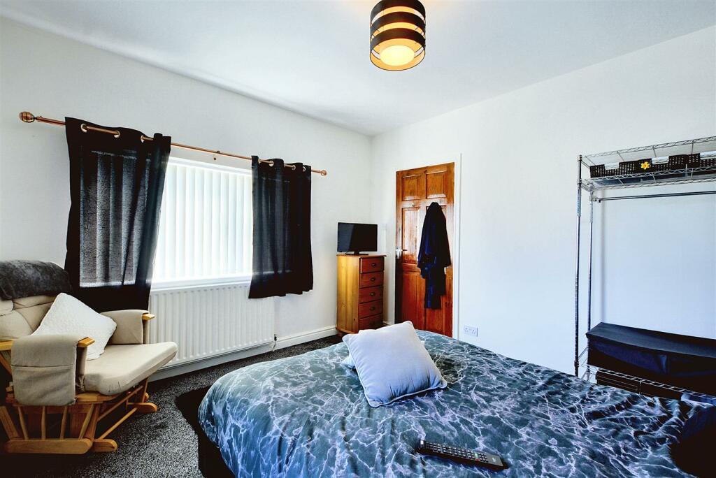Bedroom 1_2.jpeg