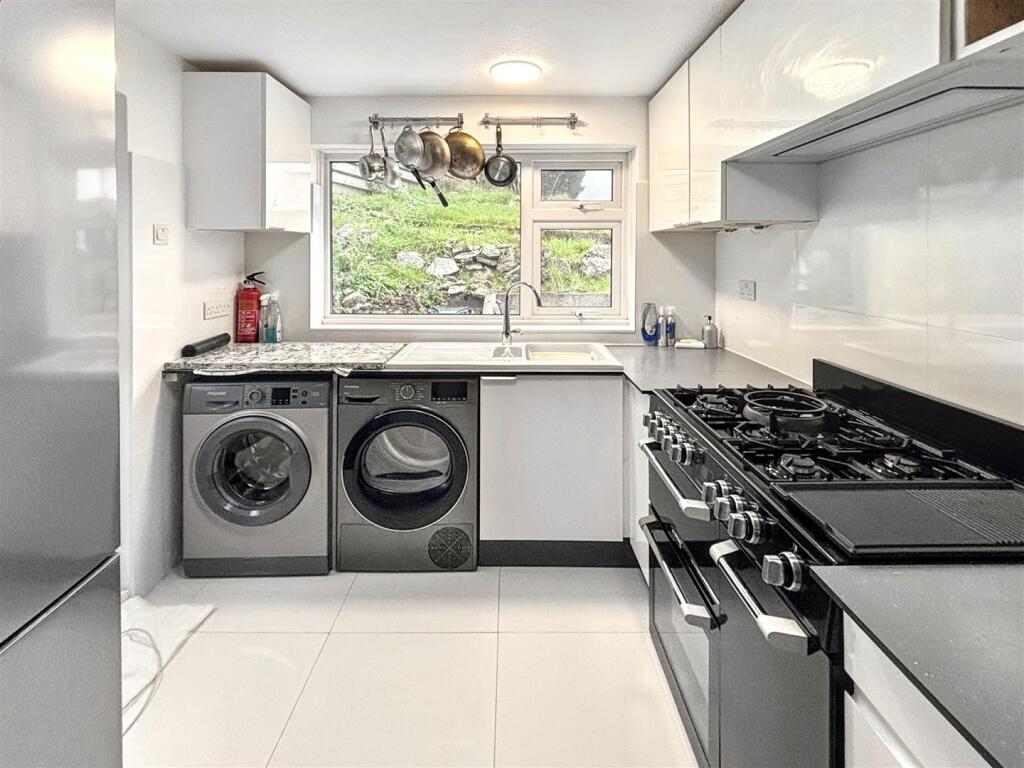Kitchen 1.jpeg