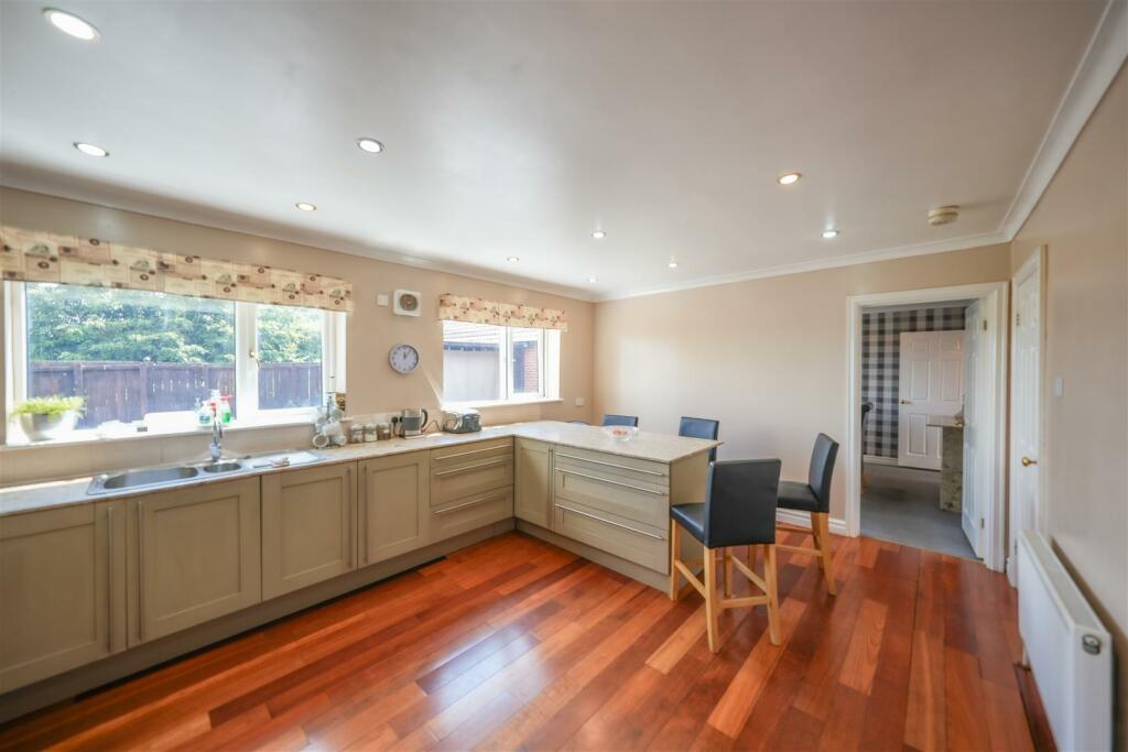 BREAKFASTING KITCHEN