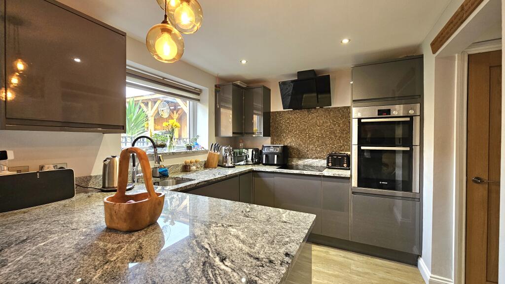 Kitchen / dining room