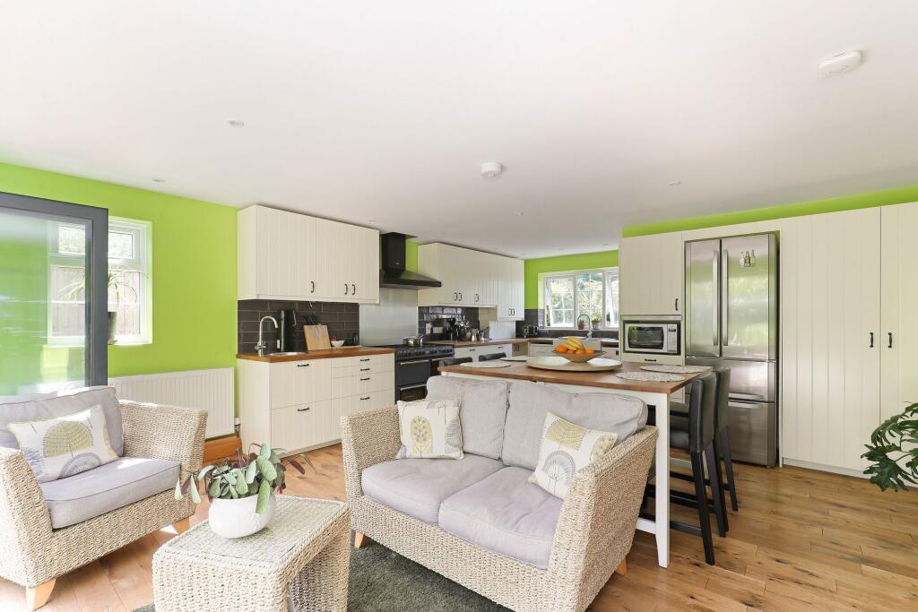 Kitchen/ Dining Room