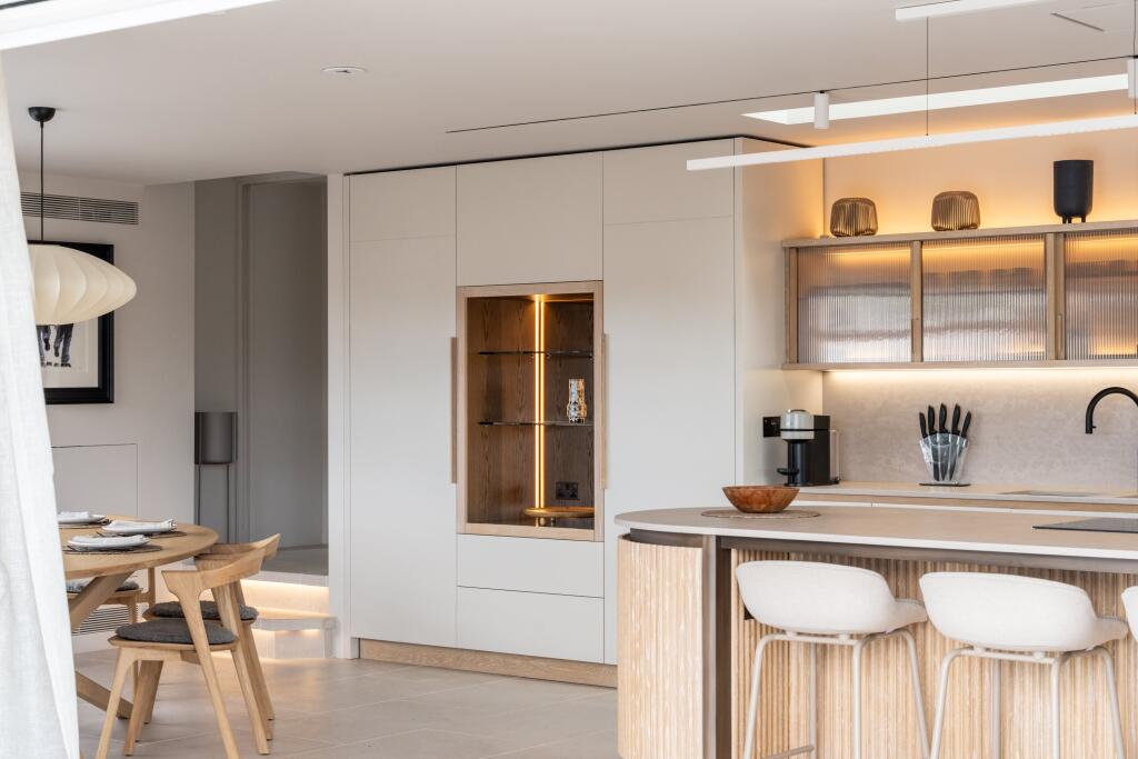 The Penthouse, Brist